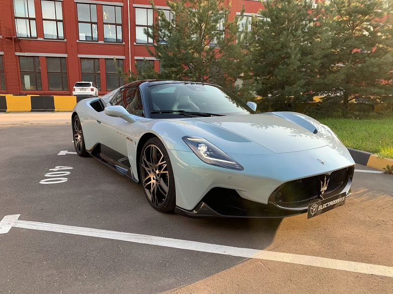 Первый и единственный в России. В Москве на продажу выставили безумно дорогой Maserati MC20 Cielo